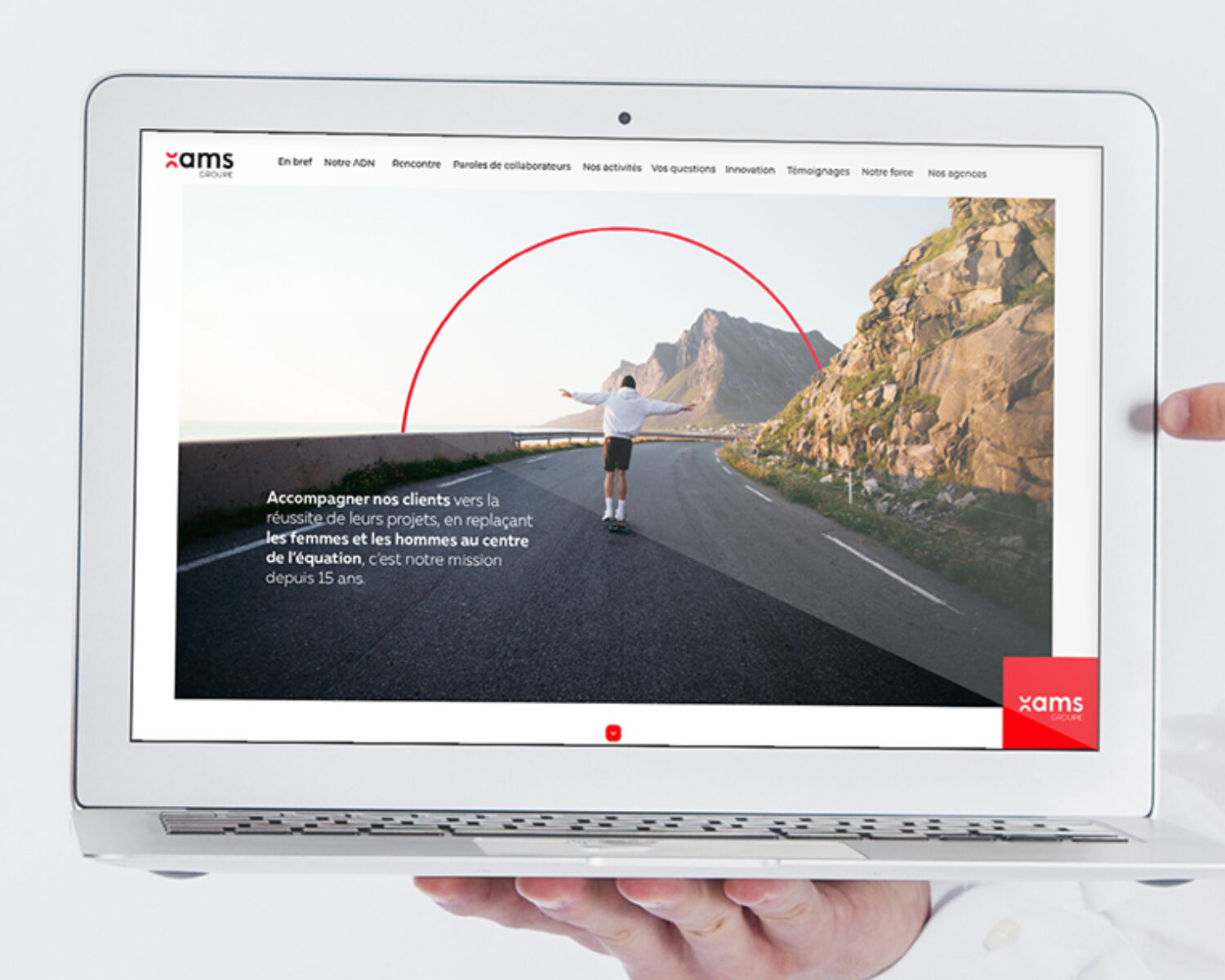 simulation du site internet AMS Groupe - un homme sur un skate avance les bras ouverts