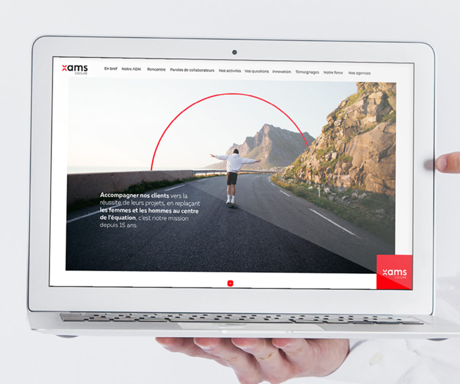 simulation du site internet AMS Groupe - un homme sur un skate avance les bras ouverts